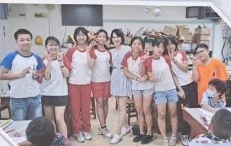 謝智麗老師與畢業班同學在教室中合影