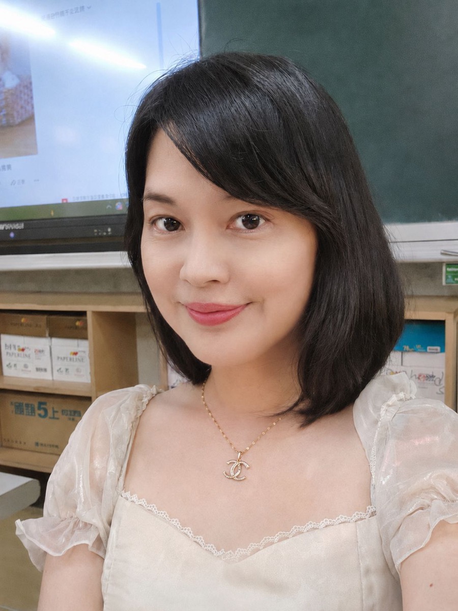 謝智麗老師 Jenny Hsieh Jenny老師的英語教室創辦人兼執行長謝智麗老師在教室中